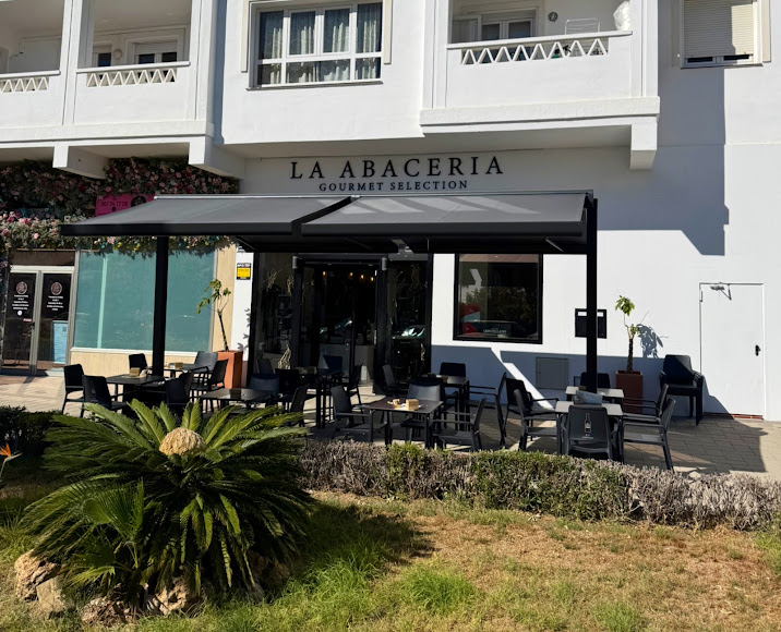 Fachada y terraza de La Abacería en Nueva Andalucía